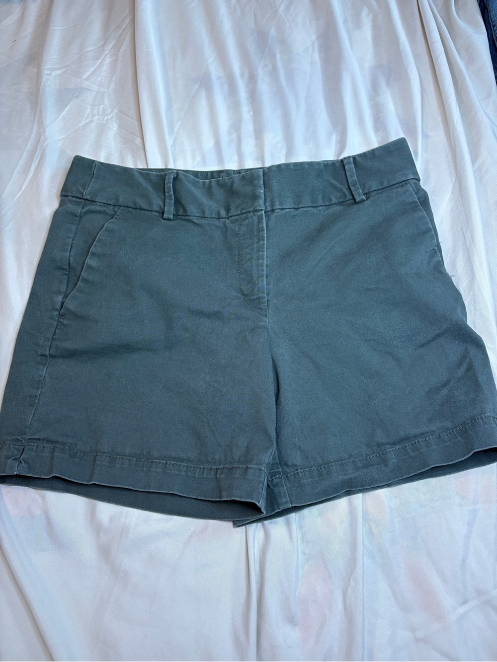LOFT Women’s Chino Shorts Olive Cotton Twill Size 6 6” Inseam Regular Fit